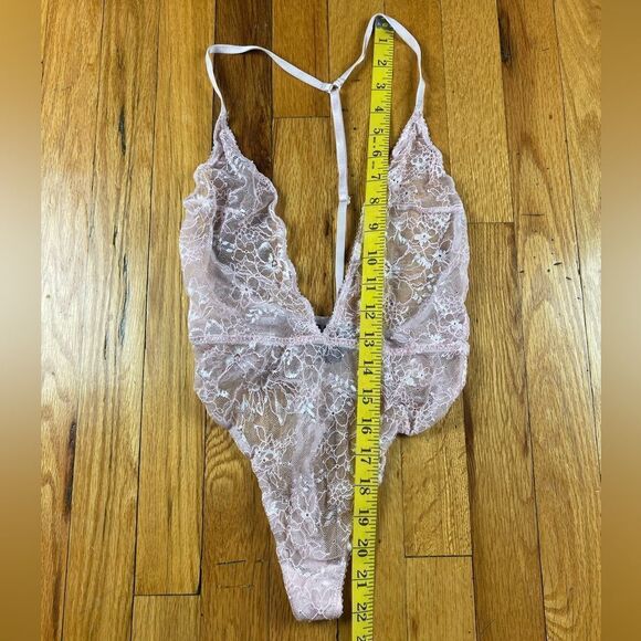 🪦 Victoria’s Secret Pale Pink Lingerie Bodysuit Lace Floral Pattern Size XS - Picture 4 of 8
